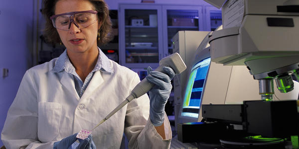 NIST生物医学工程师劳里·洛卡斯乔（Laurie Locascio）将水样放在一个高度敏感、价格低廉的“芯片实验室”上