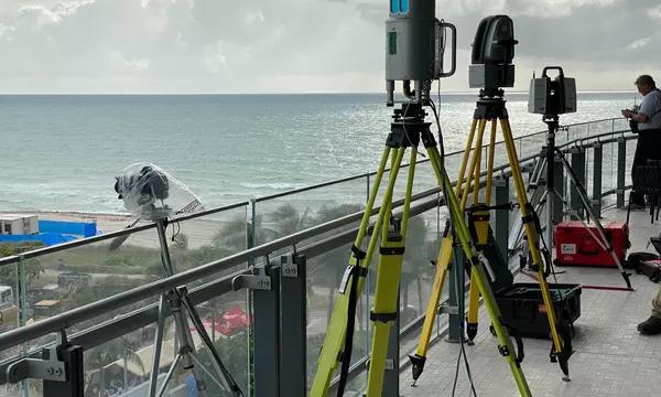 设备放在阳台上的三脚架上，背景是海滩和大海。