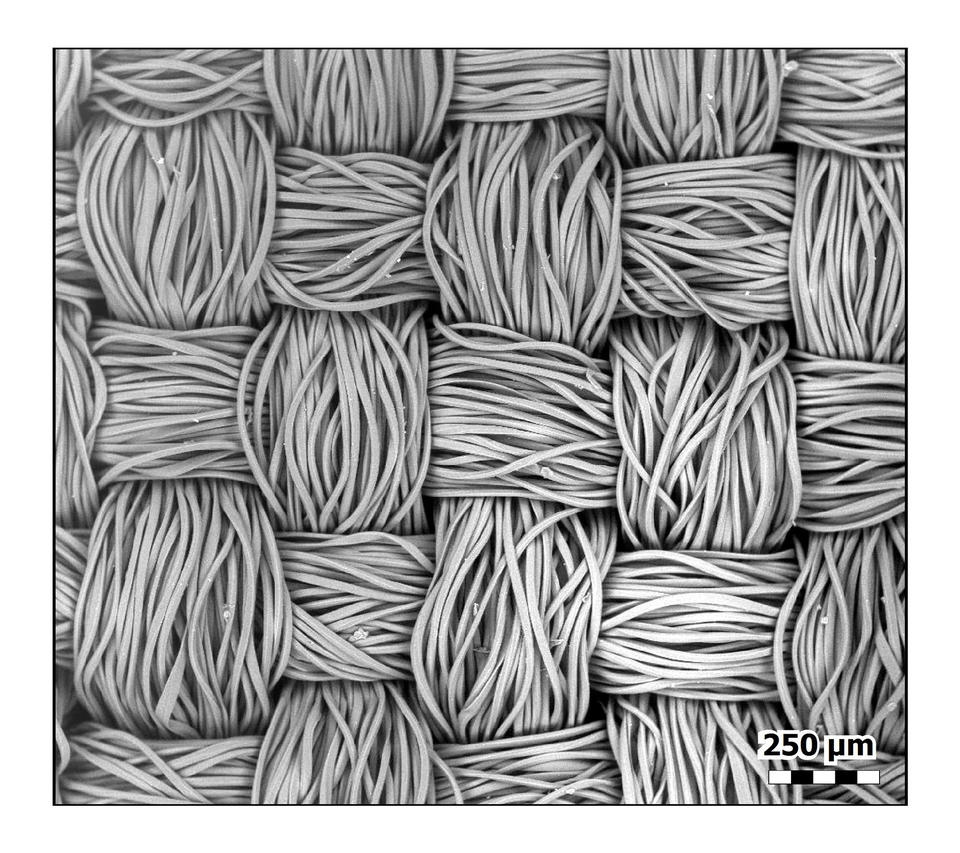 Bundles of polyester fibers in a crisscross pattern